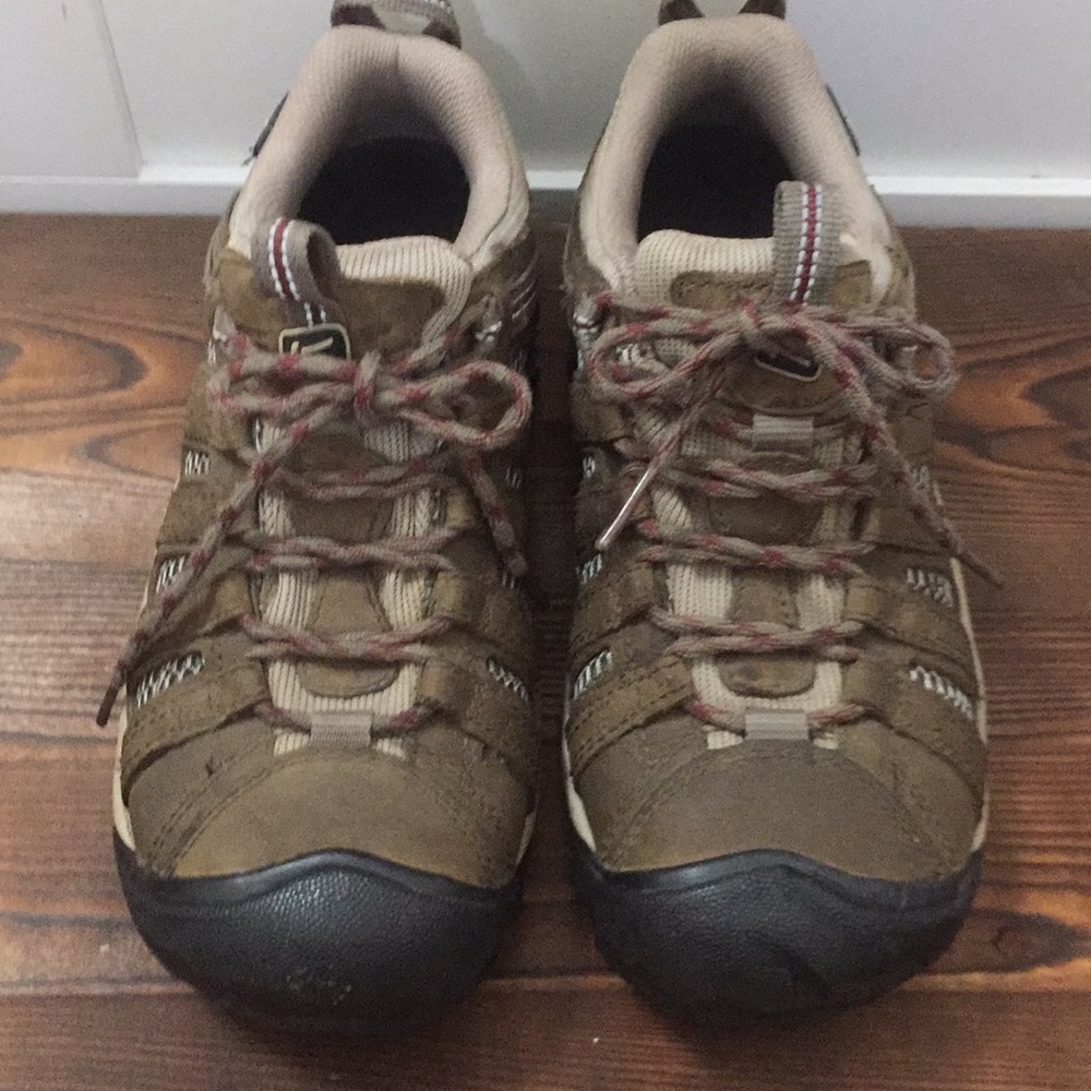 Like-New KEEN leather waterproof hiking shoes